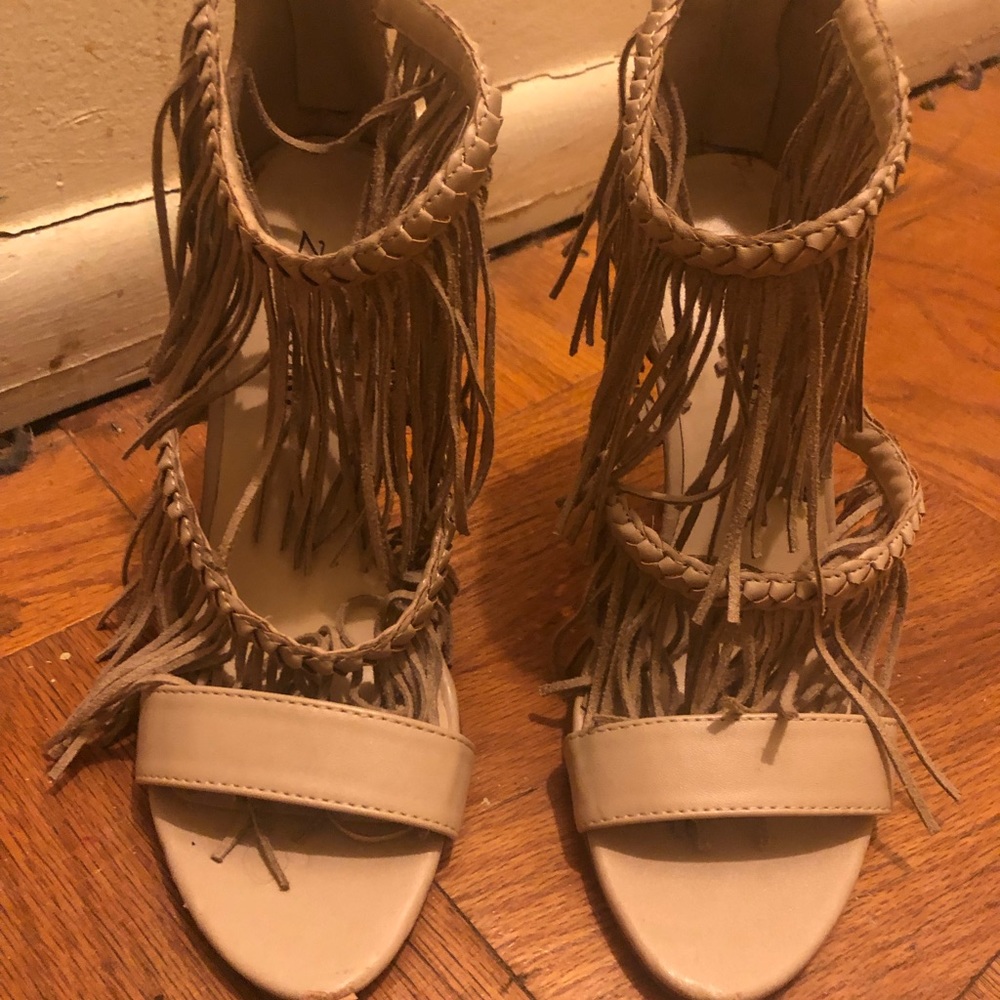 Zigzag fringe heel